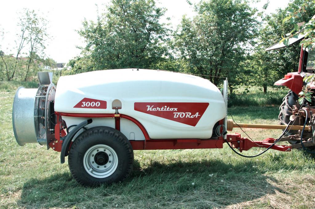 KERTITOX Bora 1500  literes vontatott gyümölcsös Axiálventillátoros permetezőgép ajánlatkérés az EAgro Kft-től.
